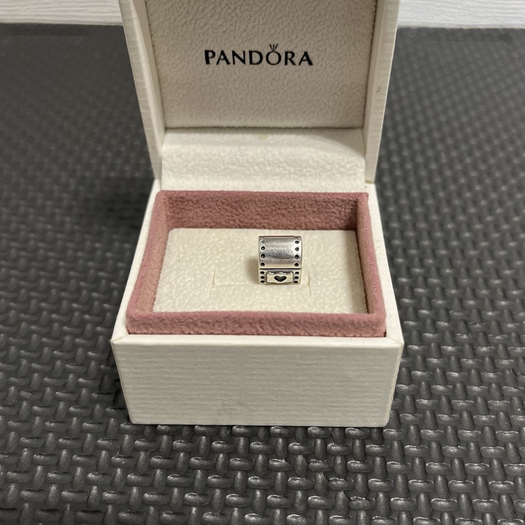 PANDORA(パンドラ)のPANDORA パンドラ ボックスチャーム   レディースのアクセサリー(チャーム)の商品写真