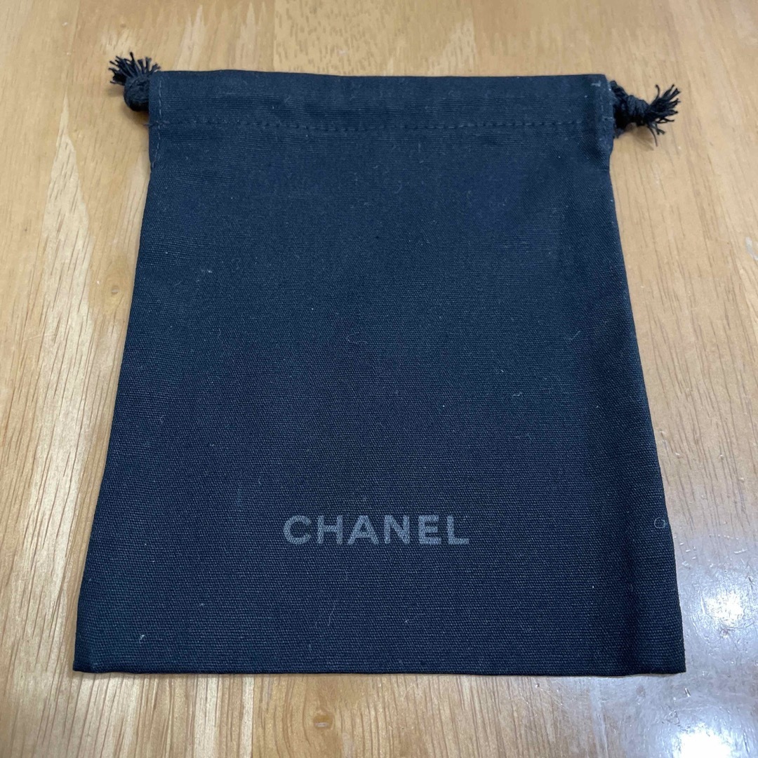 CHANEL(シャネル)の新品未使用シャネル巾着ポーチ黒CHANELノベルティバッグ レディースのファッション小物(ポーチ)の商品写真