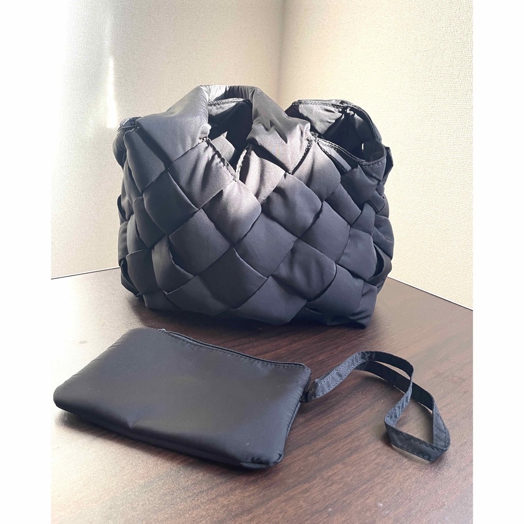 黒　編み込み　ダウン　ハンドバッグ　 レディースのバッグ(ハンドバッグ)の商品写真