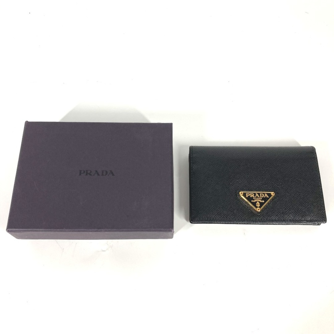 PRADA(プラダ)のプラダ PRADA トライアングルロゴ 三角ロゴ プレート 1M0504 2つ折り財布 コンパクトウォレット カードケース サフィアーノレザ－ ブラック 美品 インテリア/住まい/日用品のインテリア/住まい/日用品 その他(その他)の商品写真