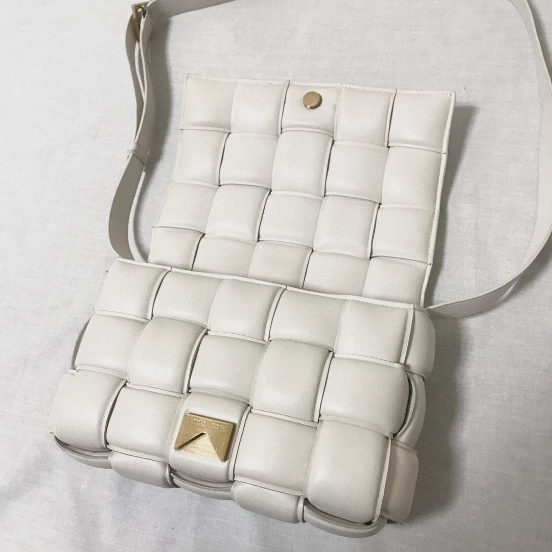 Bottega Veneta(ボッテガヴェネタ)のボッテガヴェネタ マキシイントレチャート パデット カセット ショルダーバッグ レディースのバッグ(ショルダーバッグ)の商品写真