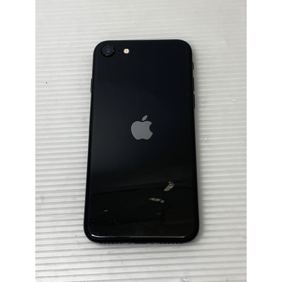 iPhone(アイフォーン)のアップル iPhoneSE 第2世代 64GB ブラック au スマホ/家電/カメラのスマートフォン/携帯電話(スマートフォン本体)の商品写真
