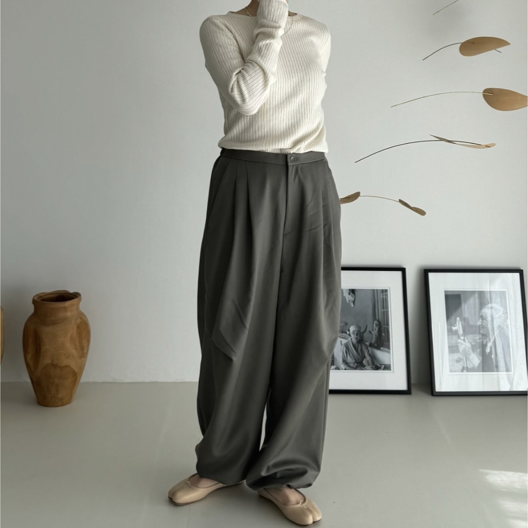 ARGUE(アギュー)のWOOL WIDE TUCK PANTS/OLIVE GRAY レディースのパンツ(カジュアルパンツ)の商品写真