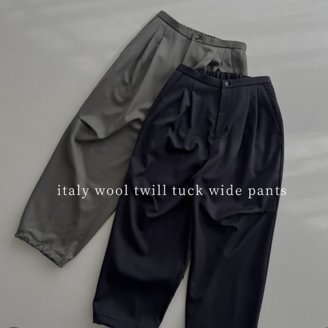 ARGUE(アギュー)のWOOL WIDE TUCK PANTS/OLIVE GRAY レディースのパンツ(カジュアルパンツ)の商品写真