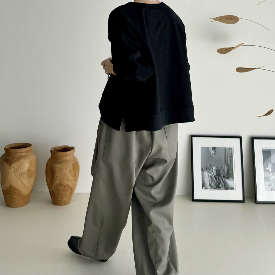 ARGUE(アギュー)のWOOL WIDE TUCK PANTS/OLIVE GRAY レディースのパンツ(カジュアルパンツ)の商品写真