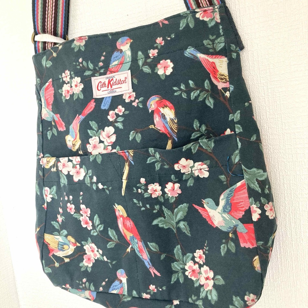 Cath Kidston(キャスキッドソン)のCath Kidson　ショルダーバッグ　カバン　花柄　鳥　グリーン　レディース レディースのバッグ(ショルダーバッグ)の商品写真