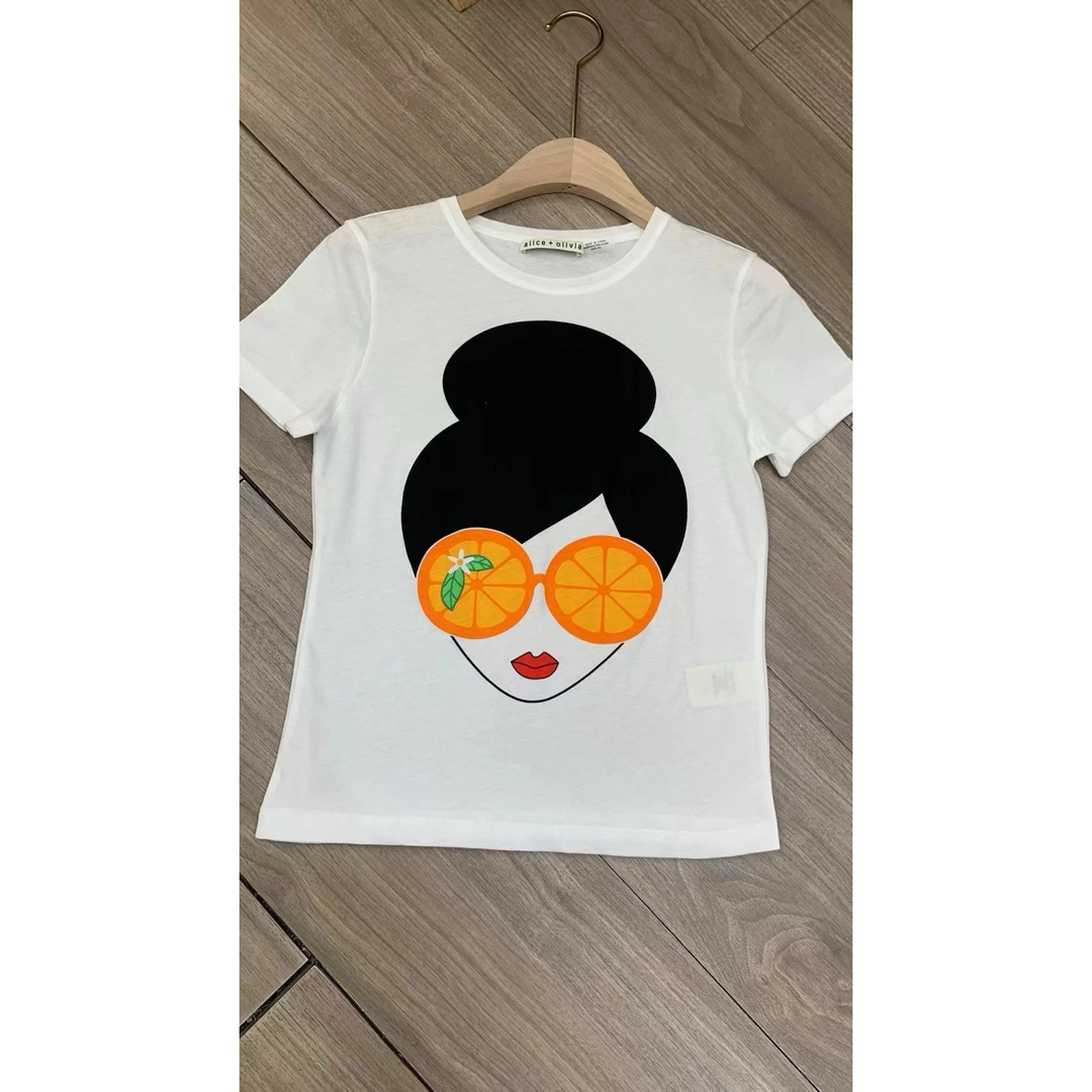 Alice+Olivia(アリスアンドオリビア)のsale❤️★Alice olive 新作新品　白　人形柄　半袖　綿  Tシャツ レディースのトップス(Tシャツ(半袖/袖なし))の商品写真