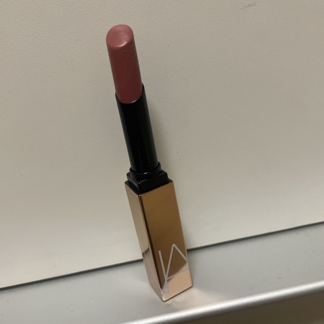 NARS(ナーズ)のアフターグローセンシュアルシャインリップスティック　NARS 888 コスメ/美容のベースメイク/化粧品(口紅)の商品写真