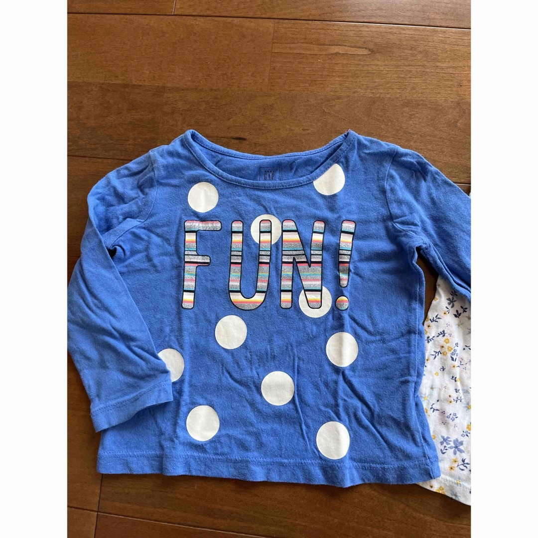 babyGAP(ベビーギャップ)のサイズ80 baby GAP ユニクロ ロングTシャツ 2枚セット キッズ/ベビー/マタニティのベビー服(~85cm)(Ｔシャツ)の商品写真