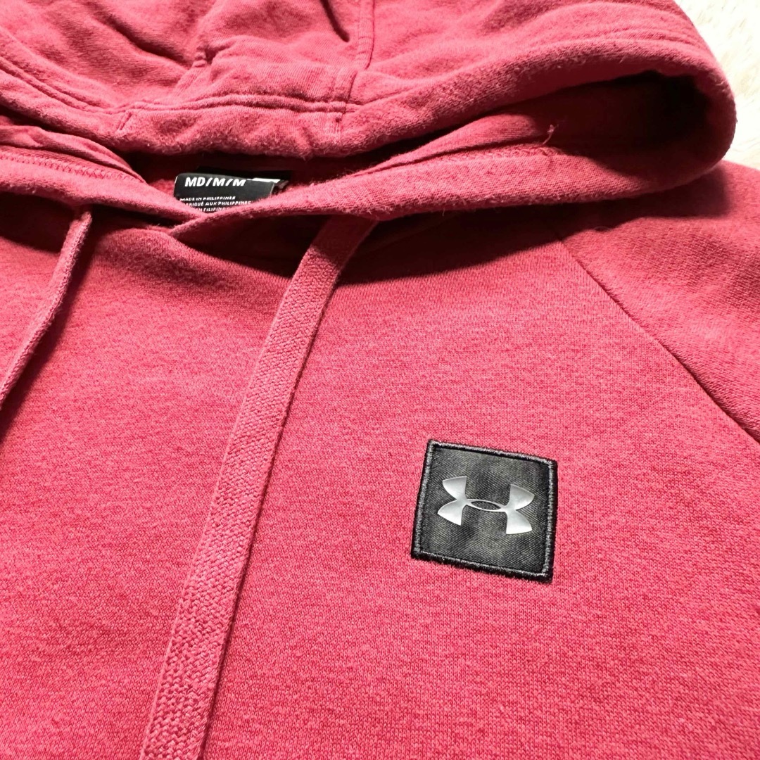 UNDER ARMOUR(アンダーアーマー)のUNDER ARMOUR パーカー　レッド系　ワンポイント　サイズMD メンズのトップス(パーカー)の商品写真