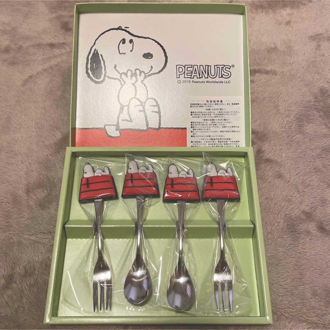 SNOOPY(スヌーピー)のスヌーピー ダイカットスプーン＆フォーク4pc スプーン2 フォーク2 新品 インテリア/住まい/日用品のキッチン/食器(カトラリー/箸)の商品写真