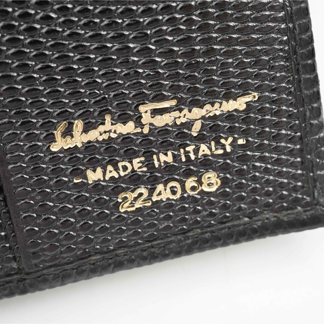 Salvatore Ferragamo(サルヴァトーレフェラガモ)の【極美品】Salvatore Ferragamo ヴァラリボン　二つ折り　金金具 レディースのファッション小物(財布)の商品写真