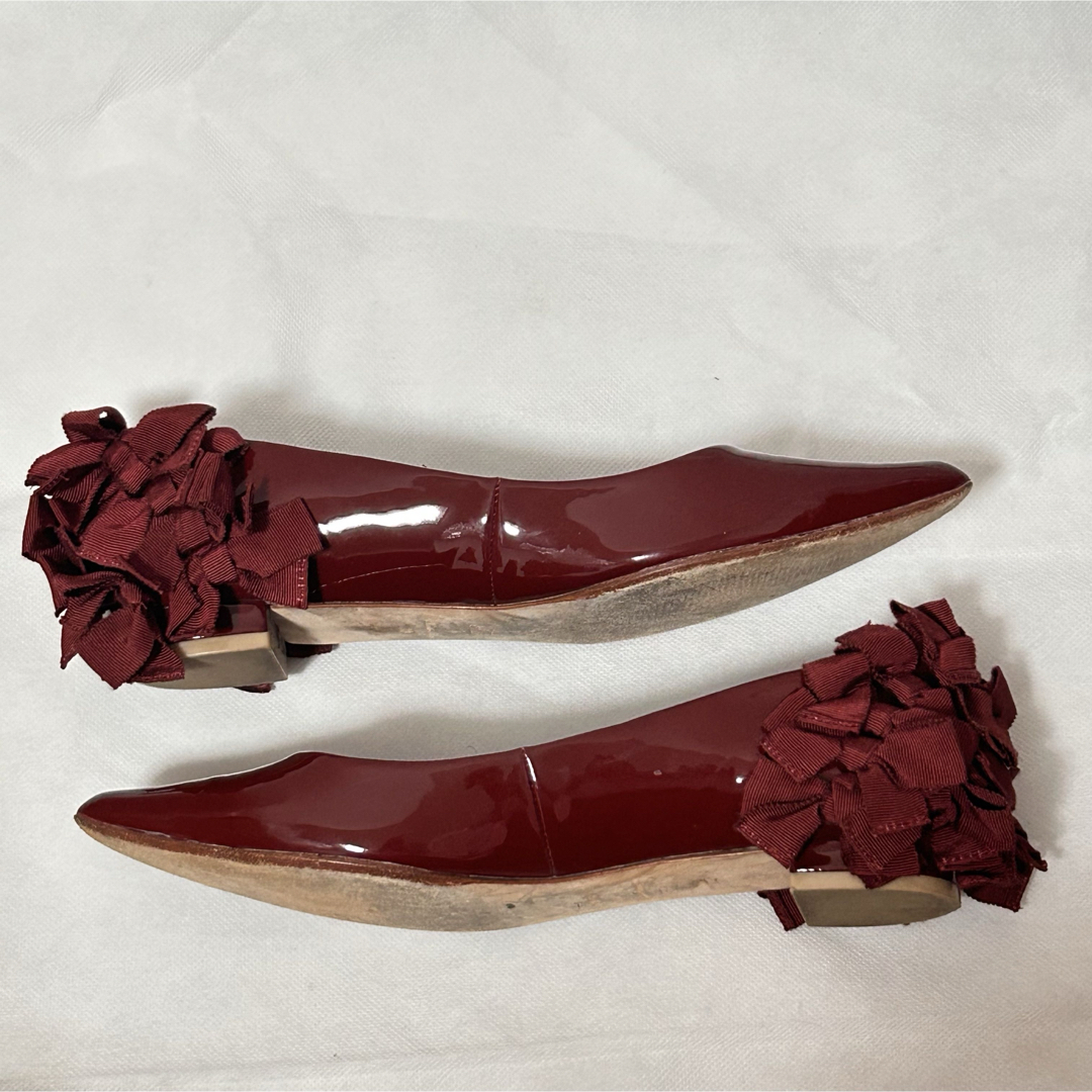 TSURU by Mariko Oikawa(ツルバイマリコオイカワ)のツルバイマリコオイカワ　リボン　フラット　25.5 26  赤　パンプス レディースの靴/シューズ(ハイヒール/パンプス)の商品写真