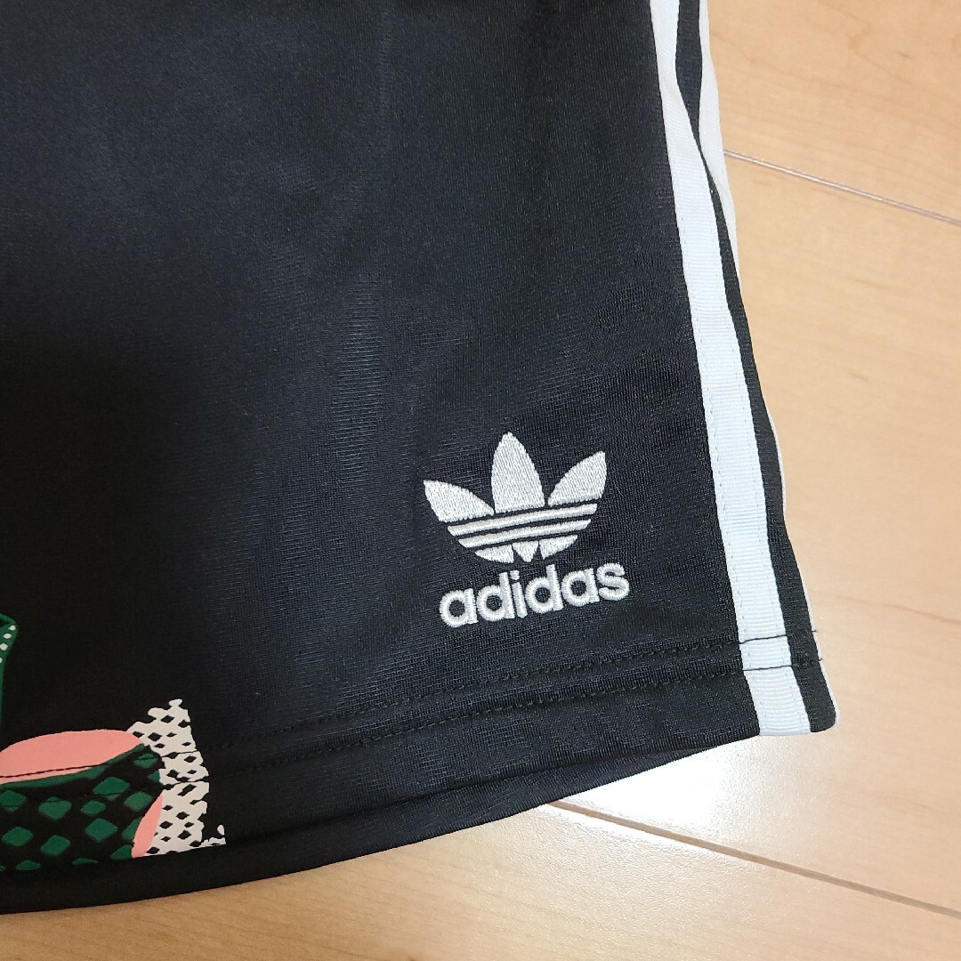 adidas(アディダス)のテテテ、定番のデザインがうちゅくしい！サイズMaddidas skir レディースのスカート(ひざ丈スカート)の商品写真