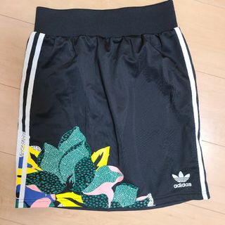 アディダス(adidas)のテテテ、定番のデザインがうちゅくしい！サイズMaddidas skir(ひざ丈スカート)