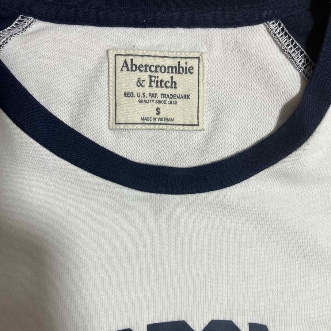 Abercrombie&Fitch(アバクロンビーアンドフィッチ)のAbercrombie&Fitch ラグランT ビッグプリント パンク Y2K メンズのトップス(Tシャツ/カットソー(七分/長袖))の商品写真