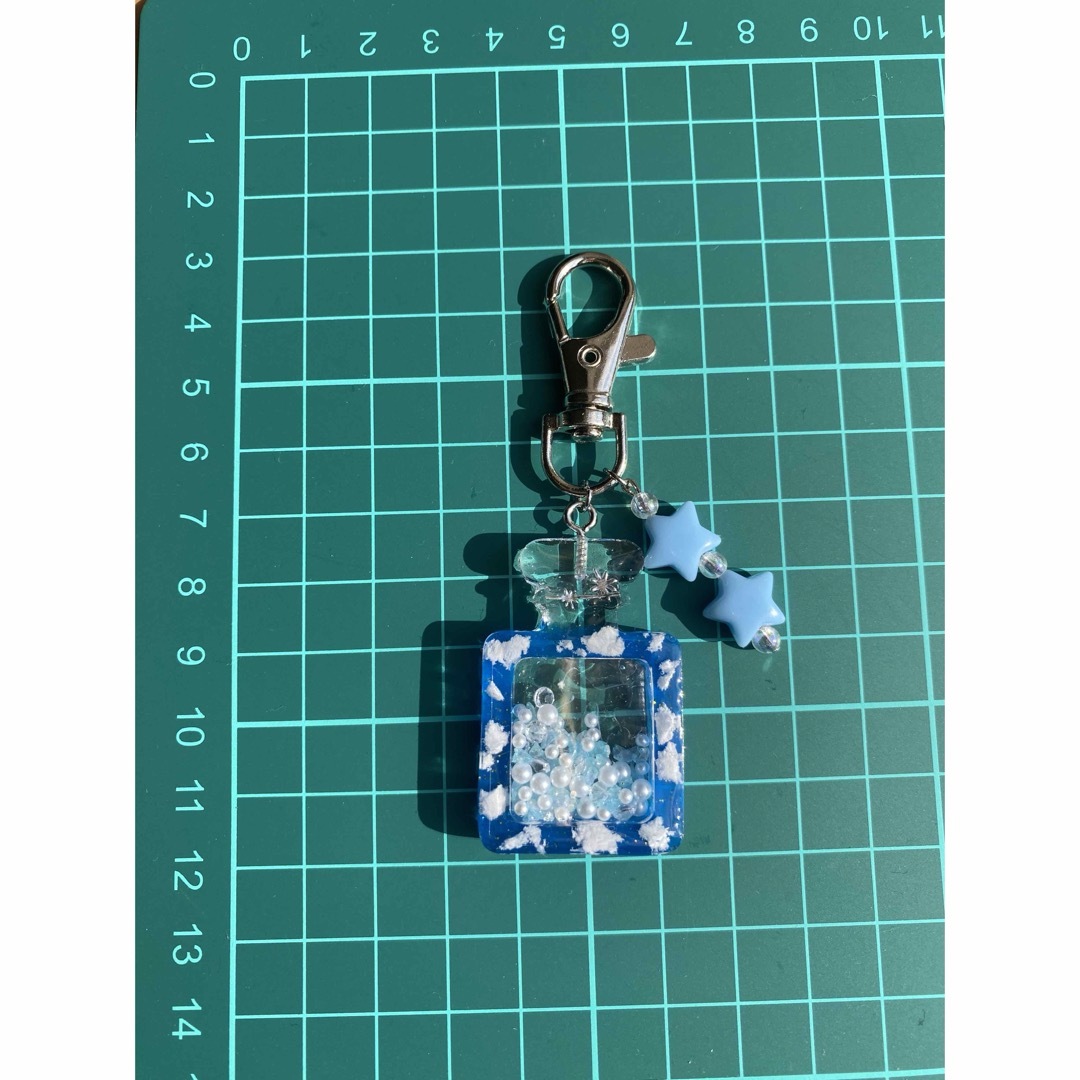 No.114 空 雲 香水 シャカシャカ シェイカー チャーム キーホルダー ハンドメイドのファッション小物(バッグチャーム)の商品写真