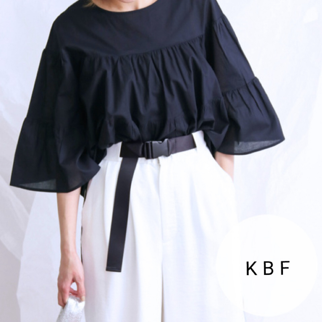 KBF(ケービーエフ)のKBF フリル ティアード ボリューム袖 ブラウス 五分袖 コットン フレア レディースのトップス(シャツ/ブラウス(半袖/袖なし))の商品写真