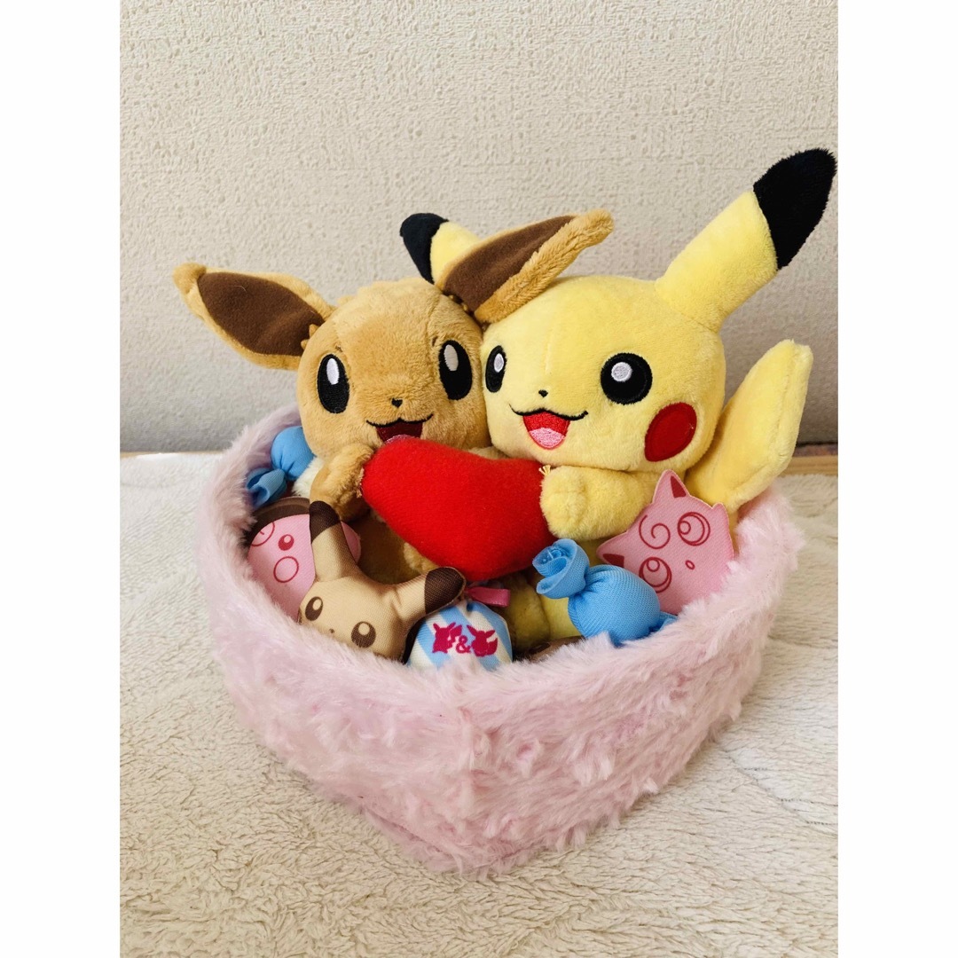 ポケモン(ポケモン)のポケモン バレンタイン ホワイトデー　ピカチュウ&イーブイ ぬいぐるみ　ハート エンタメ/ホビーのおもちゃ/ぬいぐるみ(キャラクターグッズ)の商品写真