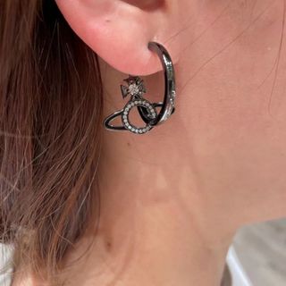 ヴィヴィアンウエストウッド(Vivienne Westwood)のヴィヴィアンウエストウッド ブラック ピアス(ピアス)