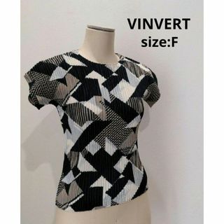 バンベール(VINVERT)のVINVERT 総柄 プリーツ加工 トップス 半袖 フレンチスリーブ レディース(その他)