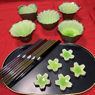 【貫入デザイン】エメラルドグリーン花型小鉢　箸置き・お箸・お盆付き(テーブル用品)