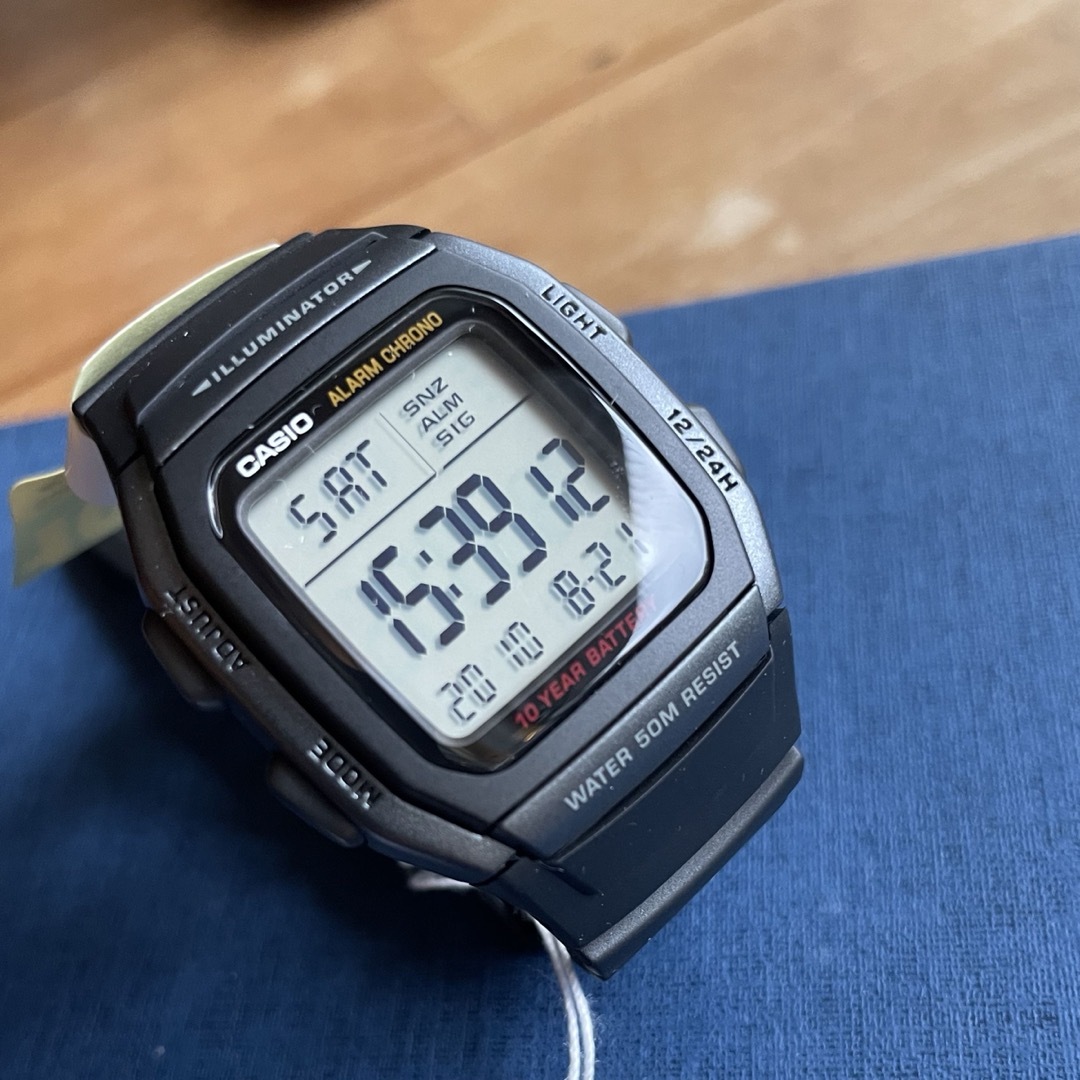 カシオ デジタル腕時計 新品　大型スクリーン　10年バッテリー　海外モデル