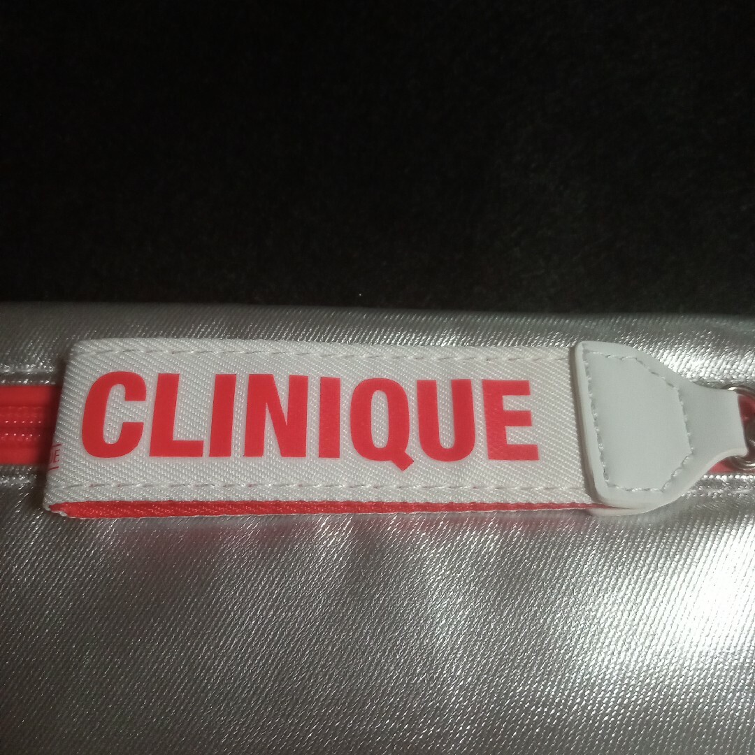 CLINIQUE(クリニーク)のCLINIQUE  クリニーク  ポーチ  シルバー   ２個 レディースのファッション小物(ポーチ)の商品写真