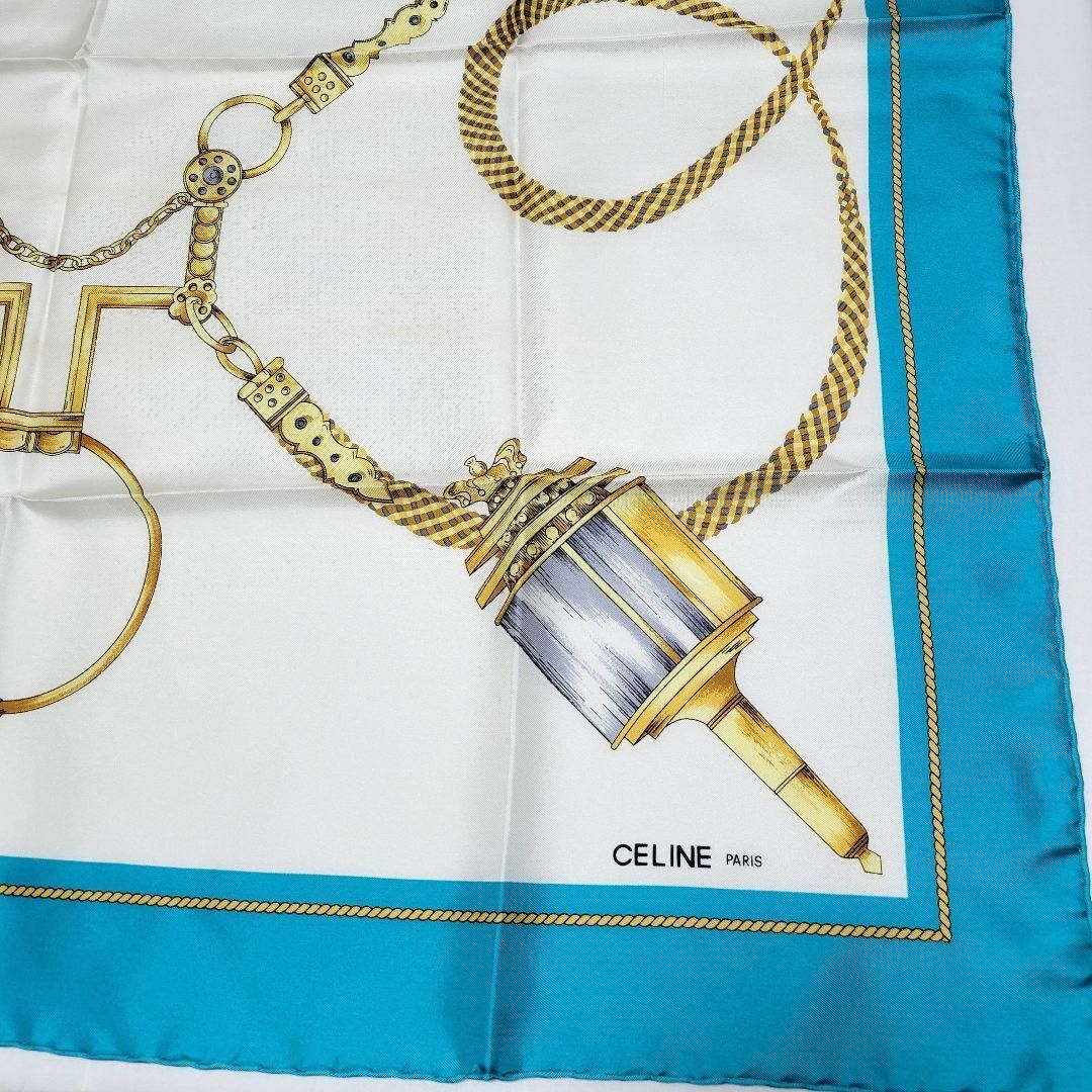 celine(セリーヌ)の【美品】CELINE スカーフ 85×87 馬具 アクアブルー ホワイト レディースのファッション小物(バンダナ/スカーフ)の商品写真