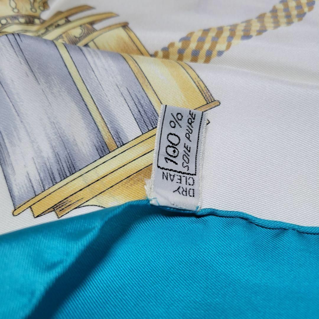 celine(セリーヌ)の【美品】CELINE スカーフ 85×87 馬具 アクアブルー ホワイト レディースのファッション小物(バンダナ/スカーフ)の商品写真