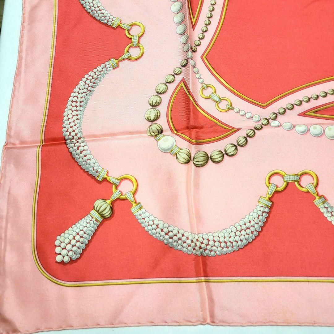 Cartier(カルティエ)のCartier スカーフ 82×84 パール ピンク レッド レディースのファッション小物(バンダナ/スカーフ)の商品写真