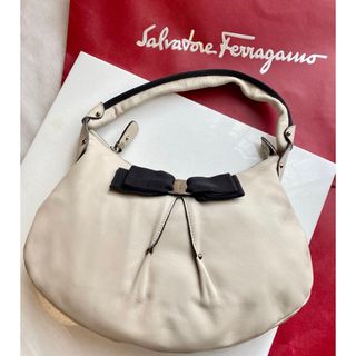 サルヴァトーレフェラガモ(Salvatore Ferragamo)の【美品】フェラガモ ハンドバッグ リボン 白(ハンドバッグ)