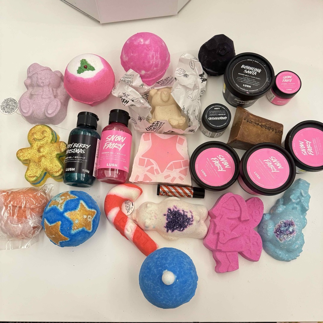 LUSH(ラッシュ)のラッシュ  wowボックス 2023 クリスマス限定品 24個入り コスメ/美容のボディケア(入浴剤/バスソルト)の商品写真