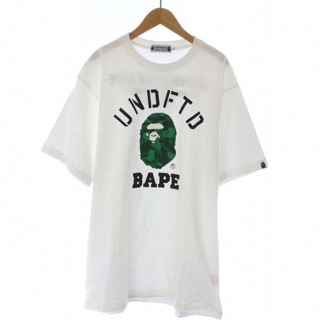 A BATHING APE(アベイシングエイプ)のA BATHING APE × UNDEFEATED COLLEGE Tシャツ メンズのトップス(Tシャツ/カットソー(半袖/袖なし))の商品写真