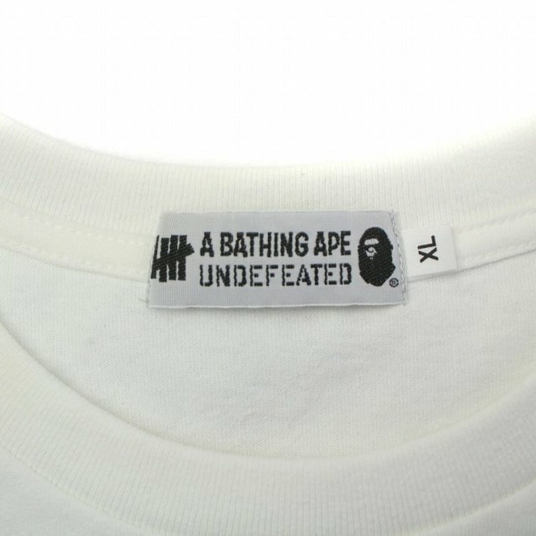 A BATHING APE(アベイシングエイプ)のA BATHING APE × UNDEFEATED COLLEGE Tシャツ メンズのトップス(Tシャツ/カットソー(半袖/袖なし))の商品写真