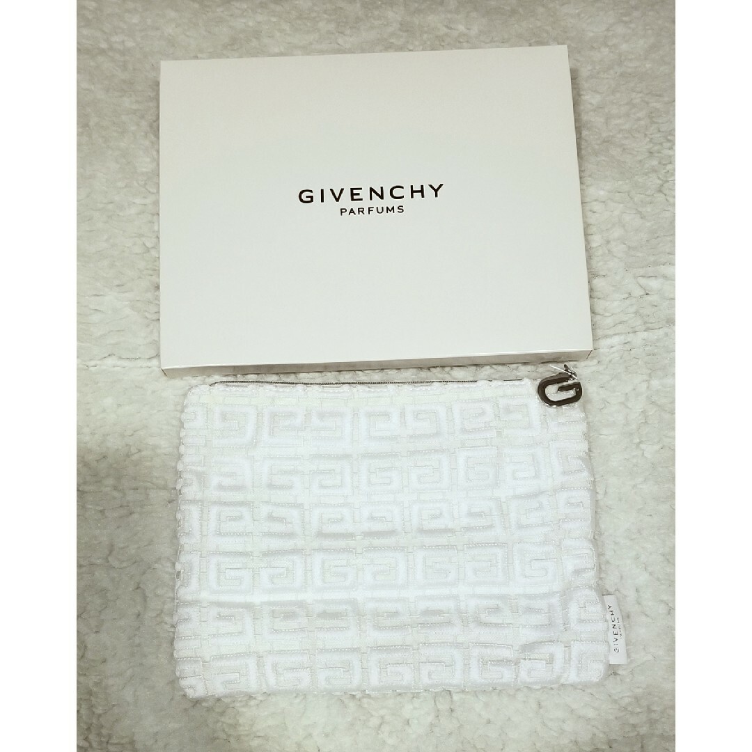 GIVENCHY(ジバンシィ)のジバンシイ　ノベルティ　4Gロゴデザイン刺繍　ホワイト ソフト ポーチ レディースのファッション小物(ポーチ)の商品写真