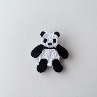 パンダ　刺繍　ブローチ (ブローチ/コサージュ)