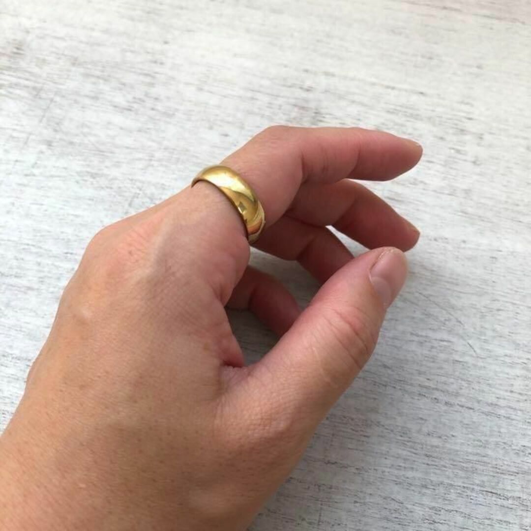 アレルギー対応！ステンレス製 6mm甲丸ゴールドリング レディースのアクセサリー(リング(指輪))の商品写真