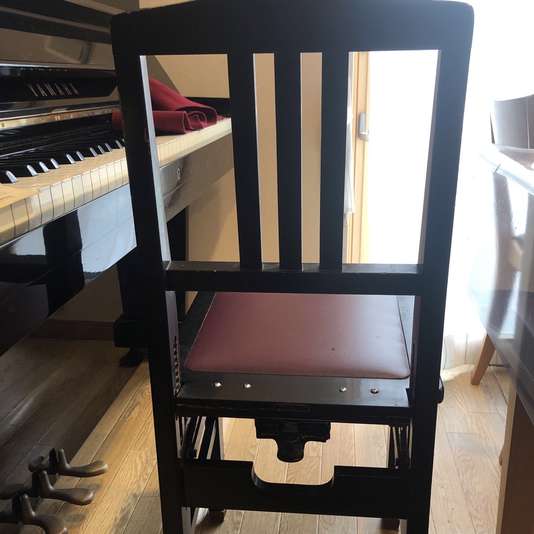 ヤマハ　アップライトピアノと椅子、メトロノーム、脚台、敷板 楽器の鍵盤楽器(ピアノ)の商品写真