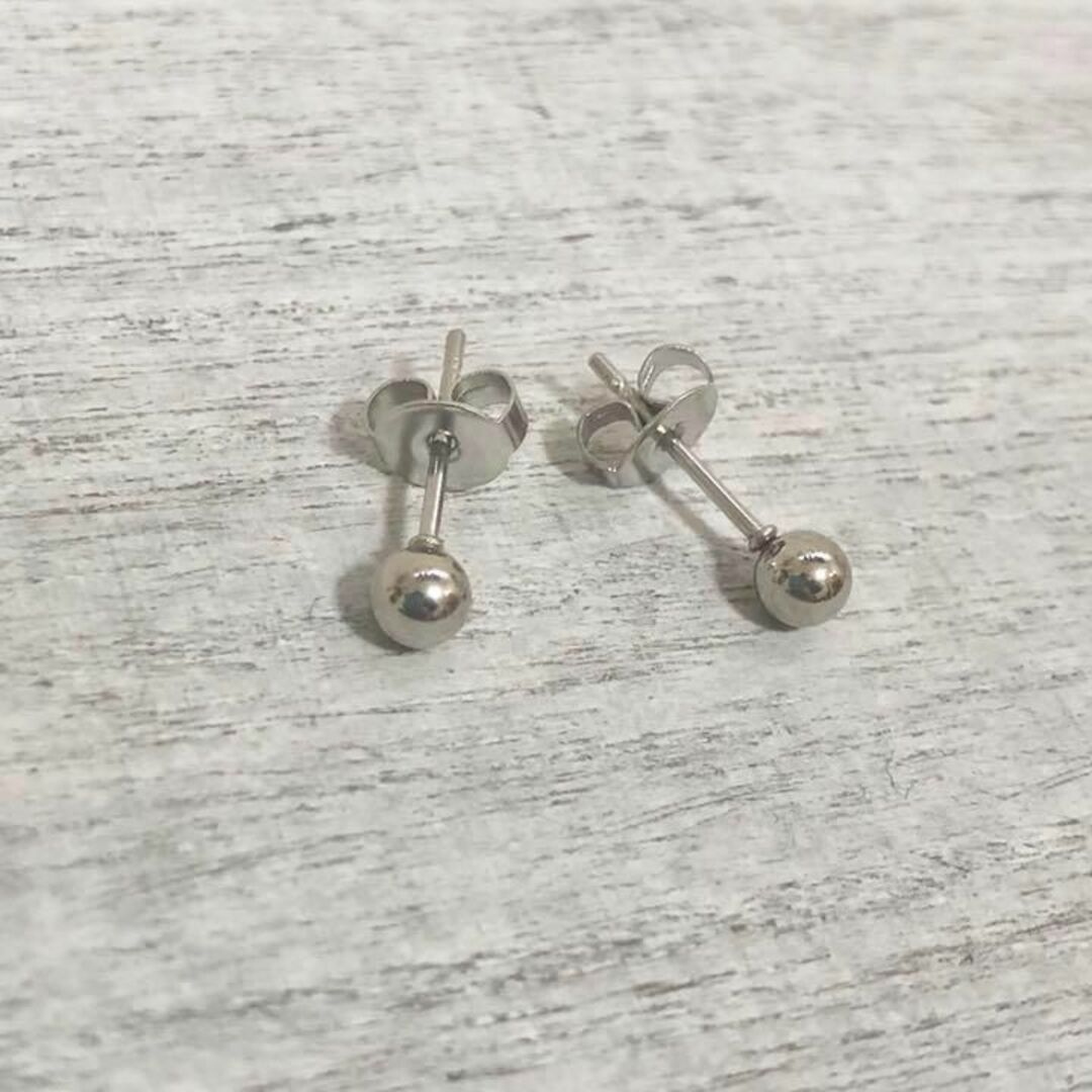 アレルギー対応！ステンレス製　シャカ玉ボールピアス　4mm メンズのアクセサリー(ピアス(両耳用))の商品写真