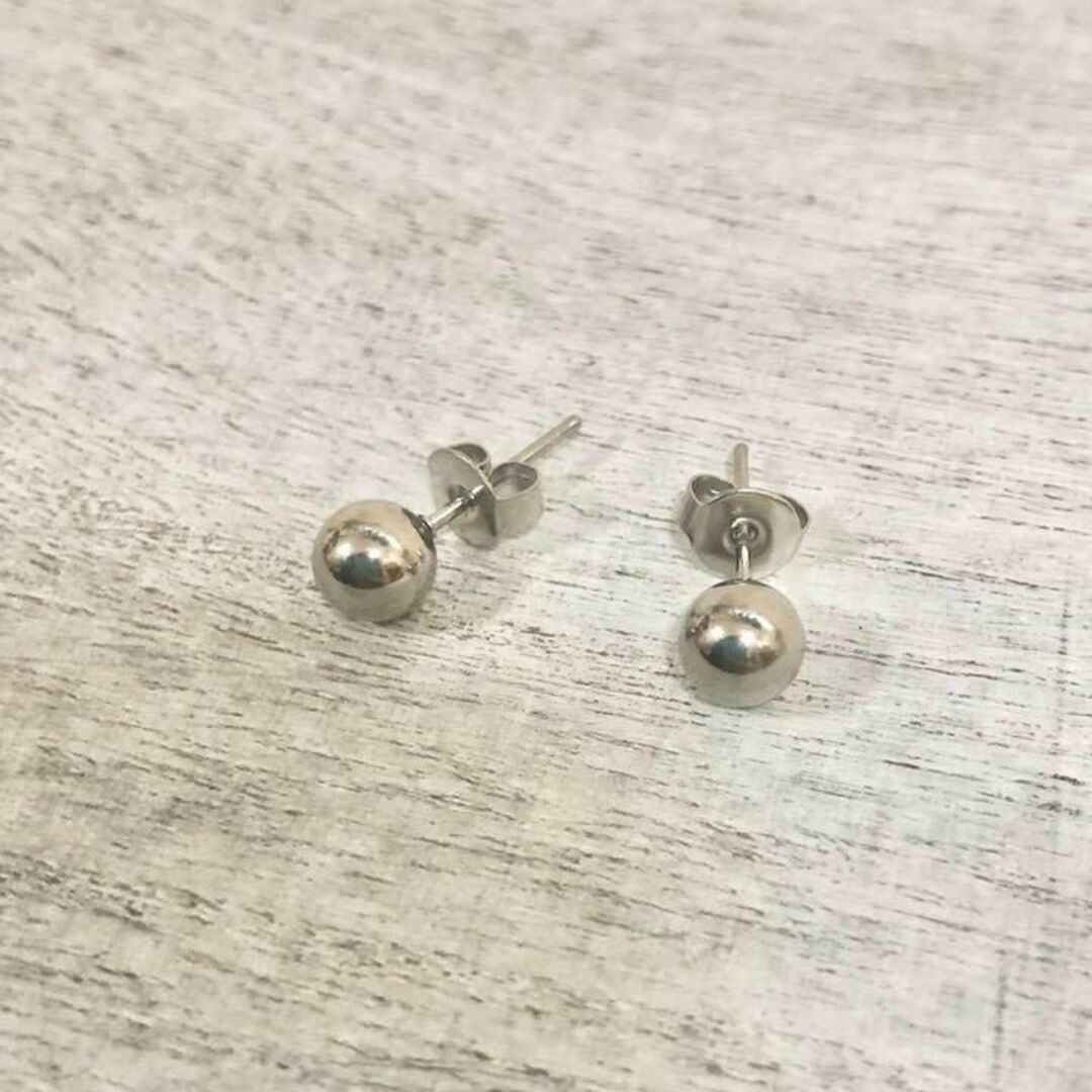 アレルギー対応！ステンレス製シャカ玉ボールピアス　5mm メンズのアクセサリー(ピアス(両耳用))の商品写真