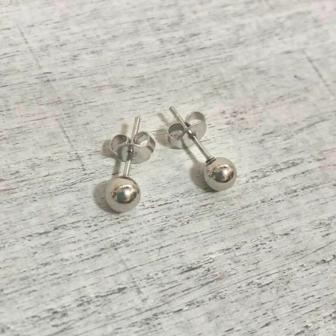 アレルギー対応！ステンレス製シャカ玉ボールピアス　5mm メンズのアクセサリー(ピアス(両耳用))の商品写真