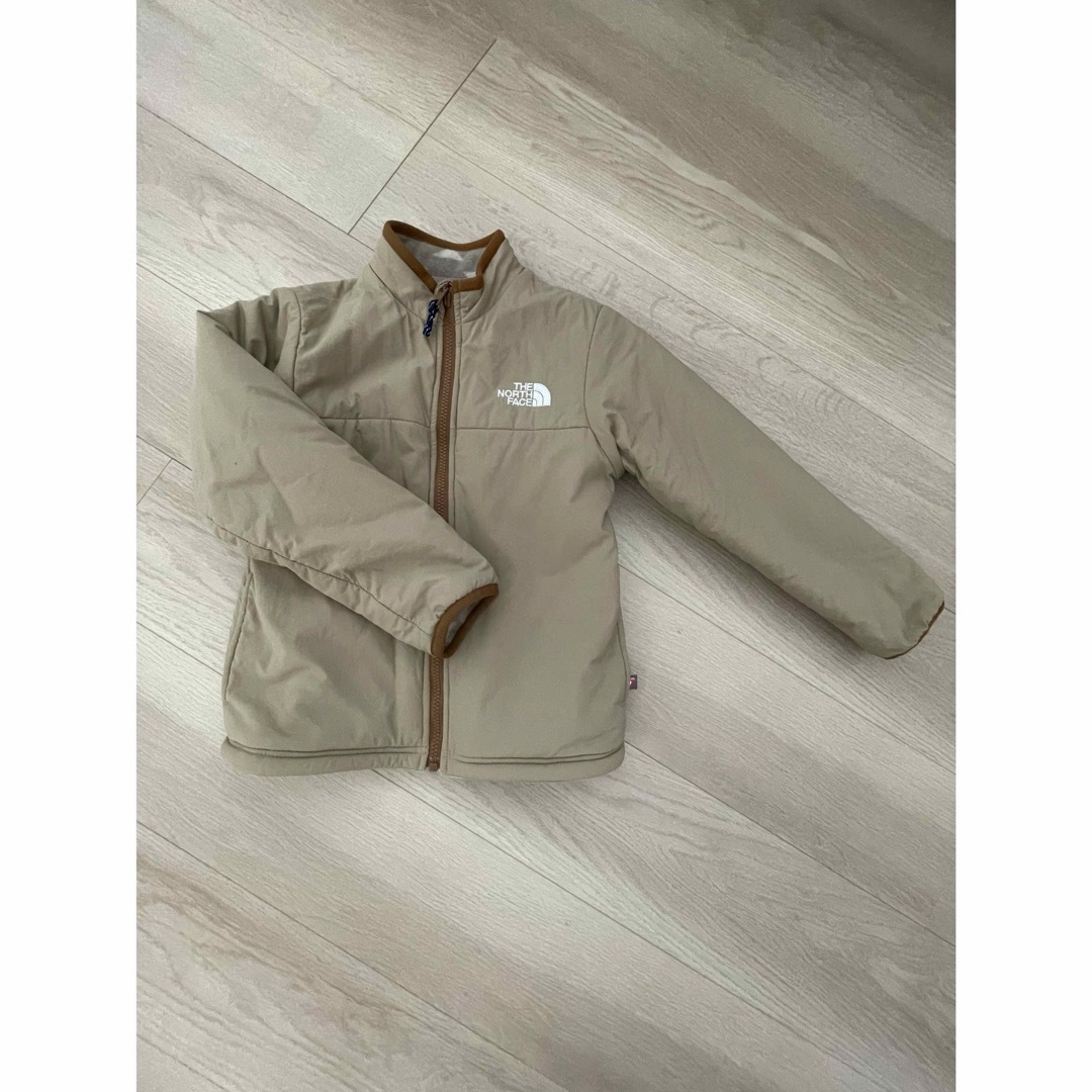 THE NORTH FACE(ザノースフェイス)のTHE NORTH FACE リバーシブルジャケット　130 美品　ベージュ キッズ/ベビー/マタニティのキッズ服男の子用(90cm~)(ジャケット/上着)の商品写真