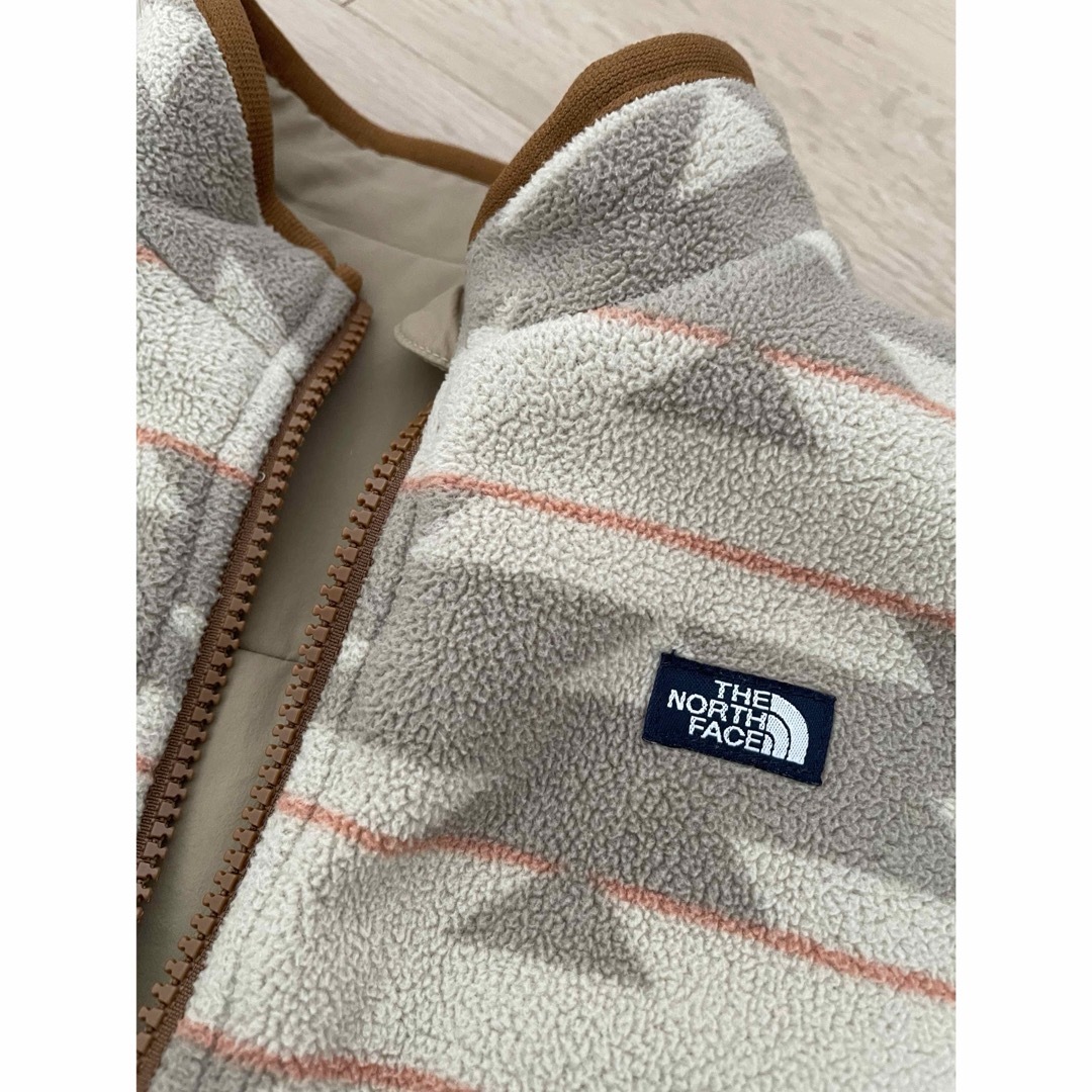 THE NORTH FACE(ザノースフェイス)のTHE NORTH FACE リバーシブルジャケット　130 美品　ベージュ キッズ/ベビー/マタニティのキッズ服男の子用(90cm~)(ジャケット/上着)の商品写真