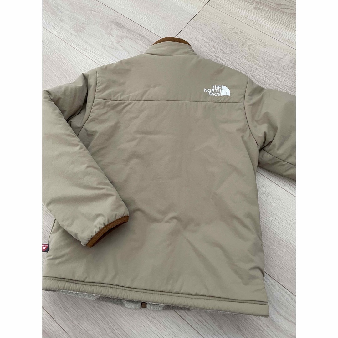 THE NORTH FACE(ザノースフェイス)のTHE NORTH FACE リバーシブルジャケット　130 美品　ベージュ キッズ/ベビー/マタニティのキッズ服男の子用(90cm~)(ジャケット/上着)の商品写真