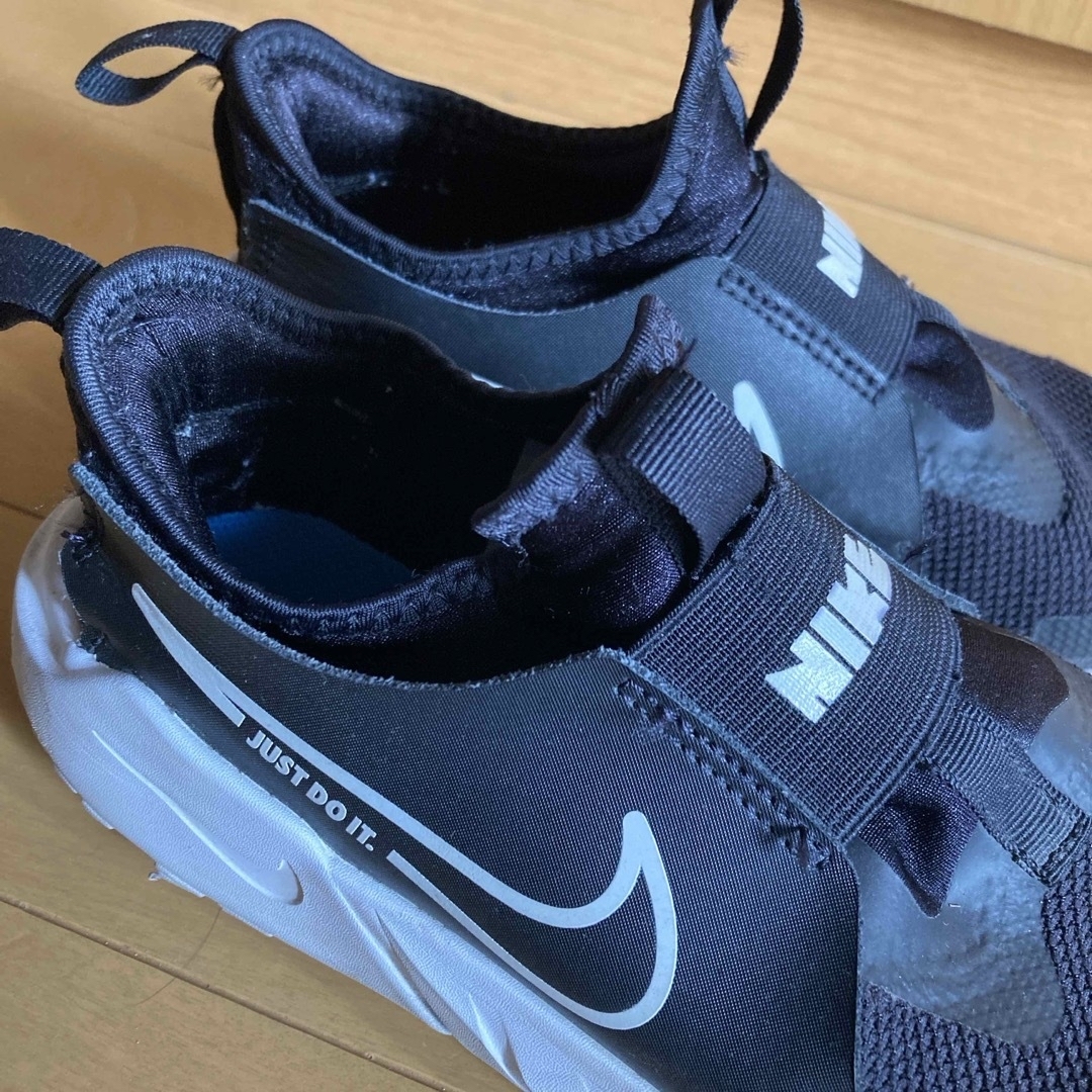 NIKE(ナイキ)のNIKE キッズ スニーカー フレックス ランナー 2 GS ブラック/ホワイト キッズ/ベビー/マタニティのキッズ靴/シューズ(15cm~)(スニーカー)の商品写真