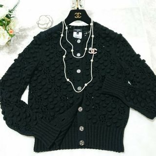 シャネル(CHANEL)のシャネル❤️ロゴボタン❤️可愛いポンポン カーディガン・ジャケット♥新品同様(カーディガン)