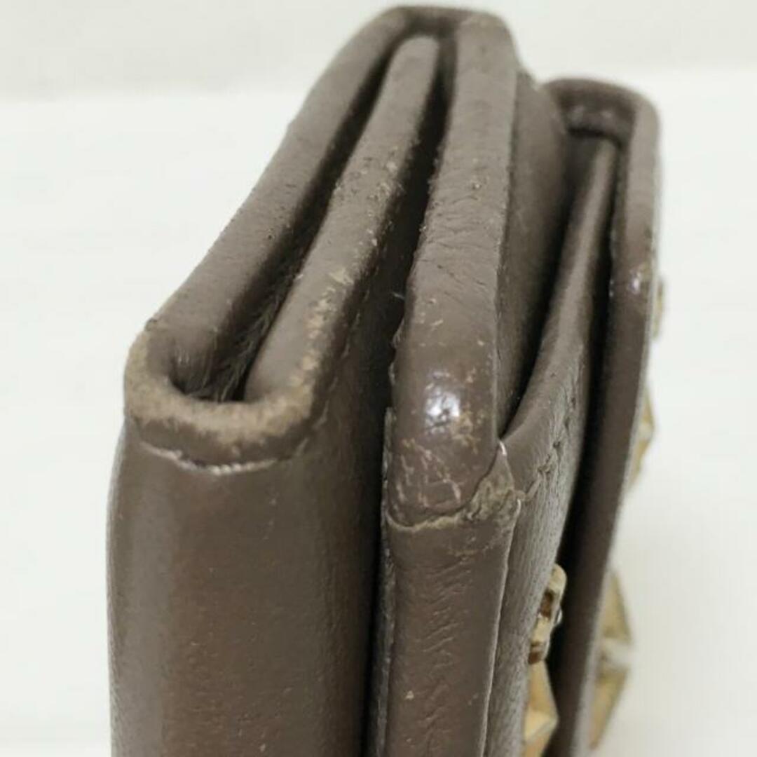 JIMMY CHOO(ジミーチュウ)のJIMMY CHOO(ジミーチュウ) 3つ折り財布 - グレーベージュ×ゴールド×シルバー ラインストーン/スタッズ/スター(星) レザー×金属素材 レディースのファッション小物(財布)の商品写真