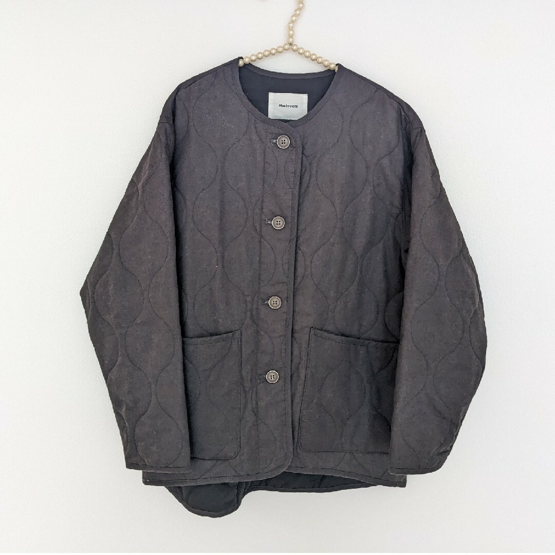 キルティングコート　チャコール　ダークグレー　Mushroom レディースのジャケット/アウター(ノーカラージャケット)の商品写真