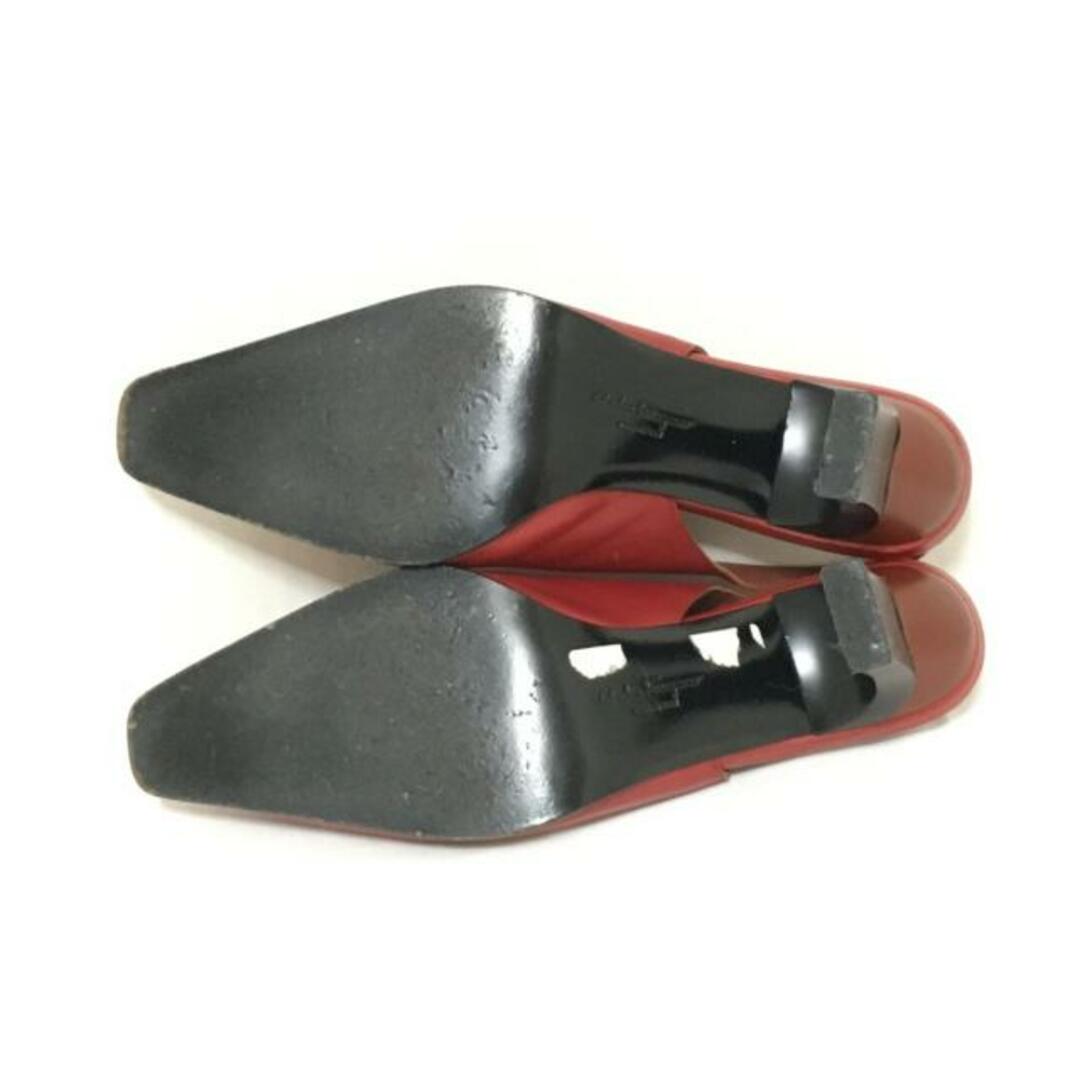 Salvatore Ferragamo(サルヴァトーレフェラガモ)のSalvatoreFerragamo(サルバトーレフェラガモ) サンダル 6 1/2C レディース - レッド レザー レディースの靴/シューズ(サンダル)の商品写真